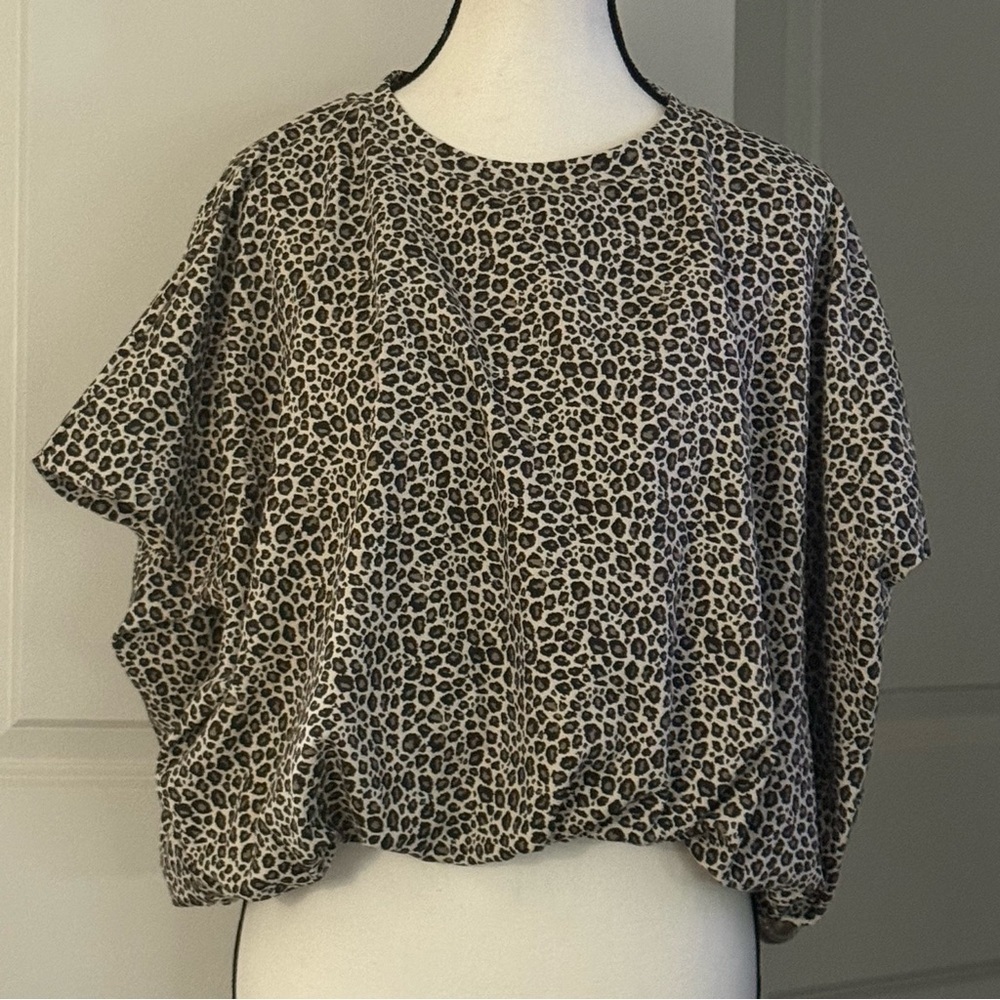 The GREII ladies, leopard print crewneck flowy sleeves, medium NWT - Picture 9 of 14